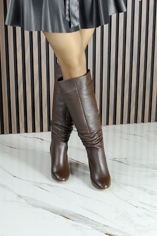 Erkan Saçmacı Kahverengi Hakiki Dana Derisi Büzgülü Fermuarlı Yuvarlak Burun Kalın Topuklu Çizme Kahverengi