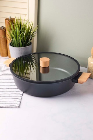 Cookwood Black İndüksiyon Tabanlı Ahşap Kulplu Kapaklı Seramik Basık Tencere 28 Cm Sıyah Siyah