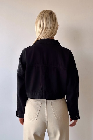 Siyah Çift Cepli Fermuarlı Yıkamalı Crop Denim Ceket Bcdf-235410 Çok Renkli