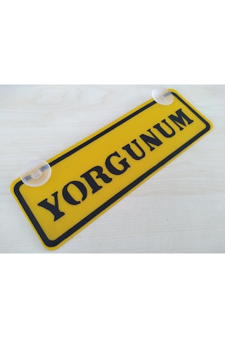 Yorgunum Yazılı Sarı Dekor Plaka 22x7,5cm Vantuzlu Pleksi Dekor Levha Sarı Plaka 1 Adet