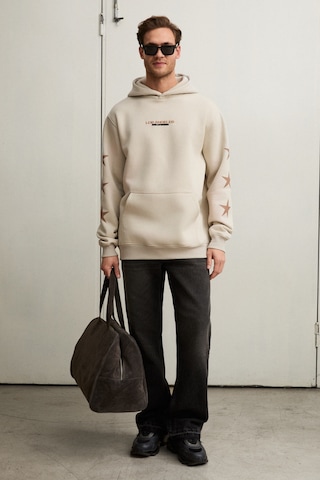 Grimelange Tuxon Erkek Yumuşacık İçi Polarlı Baskı Detaylı Kangru Cepli Regular Taş Rengi Sweatshirt Taş Rengi