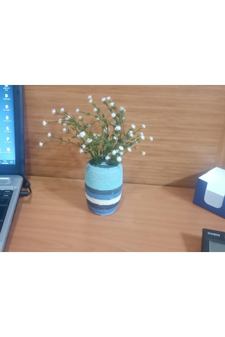 Vazoda Beyaz Yapay Çiçek Dekoratif Mavi Örgü Poliresin Vazo Dahil 7 x 7 x 16 CM