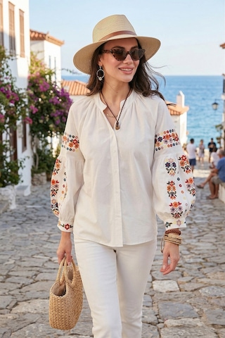 Lela Nakış Işlemeli Pamuklu Oversize Fit V Yaka Bayan Gömlek 676253 Ekru