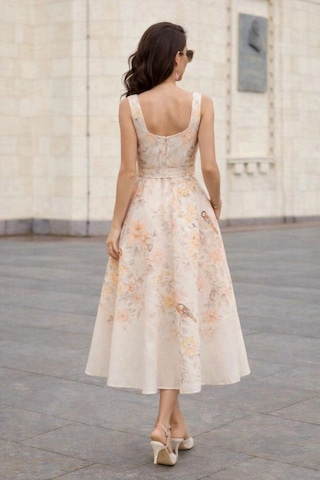 Asprinfashion Kadın Çiçek Desenli Kemerli Düğme Detaylı Midi Elbise İthal Kumaş Bej