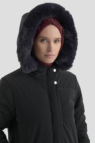 Armine Trend Boydan Fermuarlı Yanları Fermuar Detaylı Kapüşonu Kürklü Mont Lacivert 25kt744