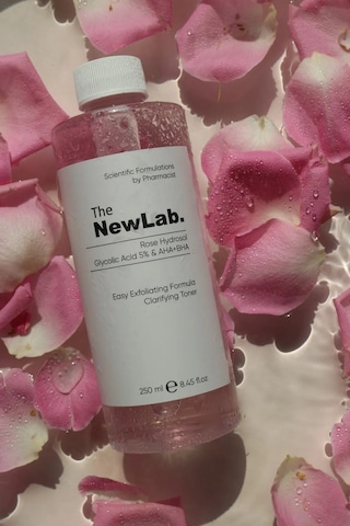 The NewLab Aydınlatıcı, Cilt Tonu Eşitleyici Ve Gözenek Sıkılaştırıcı Toner (Glycolic Acid 5% Aha Bha) 250 Ml