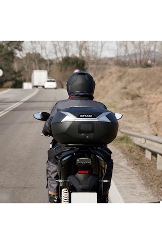 Motosiklet Kurye Arka Top Case Çanta Beyaz Reflektörlü Kilitli Shad Motor Çantası Bagaj Hacim 47 Lt Renkli