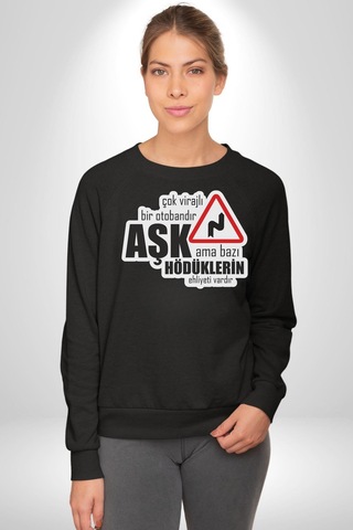 Çok Virajlı Bir Otabandır Aşk, Ama Bazı Hödüklerin Ehliyeti Vardır Yazılı Kadın Erkek Siyah Sweatshirt Siyah