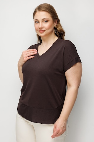 On Kadın Büyük Beden V Yaka Parçalı T-shirt 71476 Kahverengi
