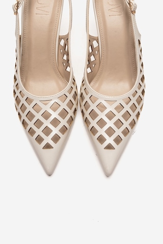 Luvishoes Jever Bej Cilt Lazer Kesim Sivri Burun Slingback Kadın İnce Topuklu Ayakkabı Bej