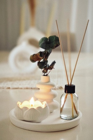 Hediyelik Tepside Twist Vazo Bebek Pudrası Kokulu Lotus Mum Ve Oda Kokusu Beyaz