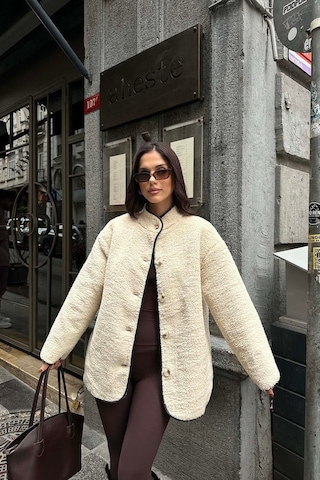Myloore Bej Kadın Peluş Düğmeli Oversize Ceket Yumuşak Dokulu Mlb134
