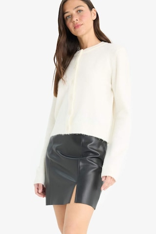 Defacto Regular Fit Bisiklet Yaka Basic Düz Düğmeli Soft Touch Yumuşak Triko Hırka E3654ax25wner105 Ekru