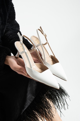 Dabab Shoes Lıya Kadın Beyaz 6 Cm İnce Topuklu Bilekten Bantlı Arkası Açık Tokalı Sivri Burun Rugan Ayakkabı