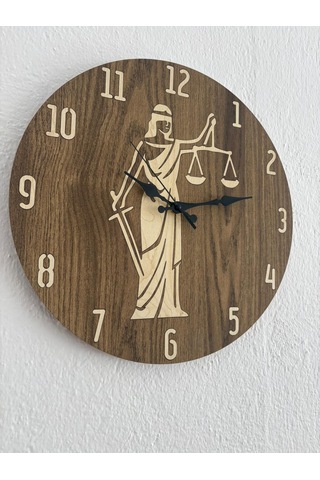 Pelince - Justitia Adalet Terazisi Figürlü - Ahşap Duvar Avukat Saati Kişiselleştirilebilir - Koyu Ahşap - 40 Cm Ahşap
