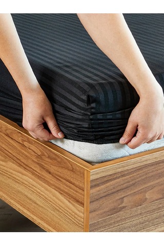 Siyah Pamuklu Çizgili Saten Lastikli Çarşaf Takımı Tek Kişilik + 1 Yastık Kılıfı Siyah