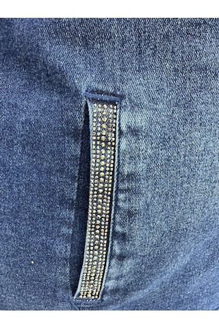 Trieste Büyük Beden Taş İşlemeli Yazı Detaylı Büyük Beden Taş İşlemeli Yazı Detaylı Düğmeli Cepli Yıkamalı Denim Kadın Ceket Lacivert