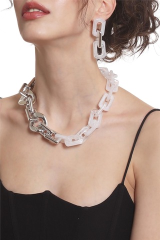 Kadın Kalın Zincir Formlu Beyaz &gümüş Renk Akrilik Tasarım Kolye &küpe Seti Beyaz