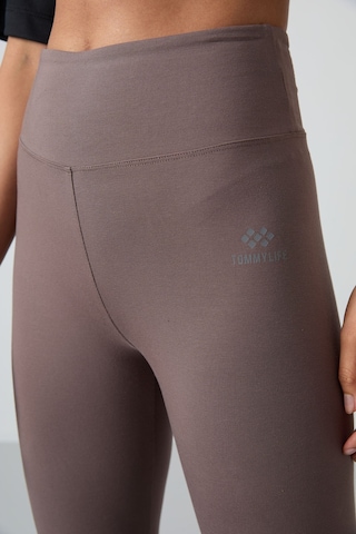 Tommy Life Kahverengi Yüksek Bel Toparlayıcı Slim Fit Dar Paça Kadın Tayt - 94011 Kahverengi