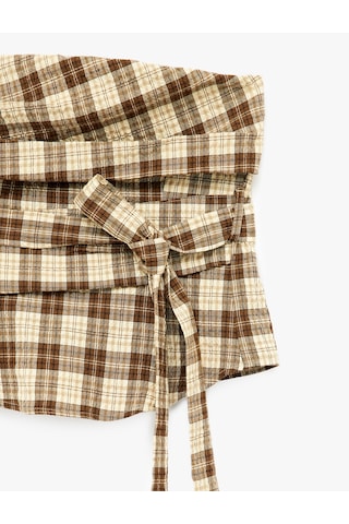 Koton Slim Fit Arkası Gipeli Fiyonk Detaylı Ekose Straplez Crop Bluz Kahverengi Ekose 6sak30052pw Kahverengi Ekoseli