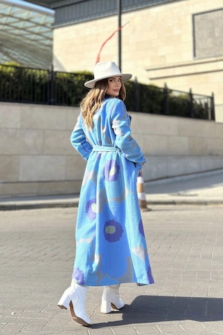 Kadın Mavi Desenli Astarlı, Ceket Yaka, Beli Kemerli, Rahat Kalıp, Digital Baskı, Uzun Kaşe Kaban Mavi