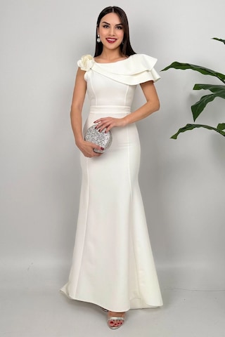 Delvira Drapeli Tek Omuz Çiçek Detaylı Uzun Beyaz Abiye Elbise Beyaz