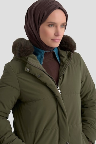 Armine Trend Boydan Fermuarlı Yanları Fermuar Detaylı Kapüşonu Kürklü Mont Haki 25kt744
