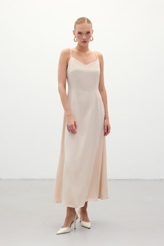 Askılı Uzun Saten Elbise - Bej-136325 Bej