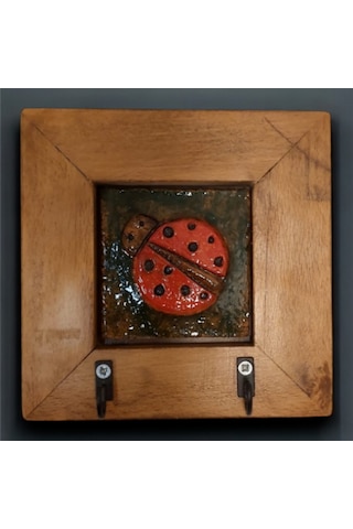 Ahşap Çerçeveli Seramik El Yapımı Handmade Uğur Böceği Anahtarlık 14,5x14,5x2,5cm Çerçeveli