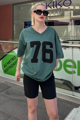 Seeh Yeşil Baskılı V Yaka Oversize Kadın T-shirt Sh270