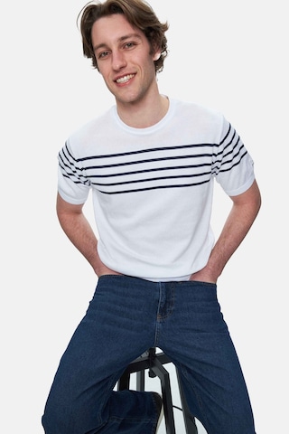 Kendrıck Beyaz Çizgili Bisiklet Yaka Triko Nakışlı Standard Fit Erkek Tshirt Beyaz