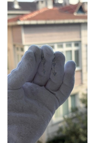 Gümüş Renk Üçgen Kesim Zirkon Taşlı Sallantılı Küpe Gümüş