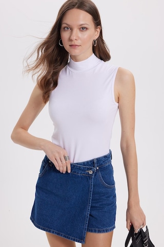 Tudors Kadın Regular Fit Klasik Kesim Viskon Kumaş Balıkçı Yaka Sıfır Kol Beyaz Bluz-34811 Beyaz