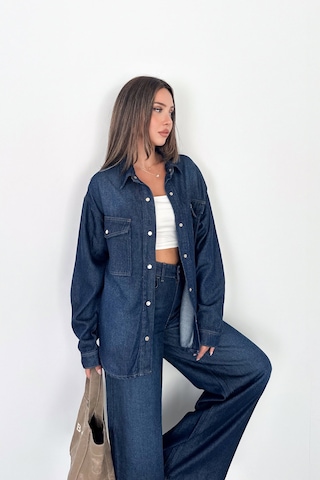 Kadın Koyu Mavi Jean Denim Oversize Kalıp %100 Tencel Dökümlü Cepli Düğmeli Kot Gömlek Sofia-6004