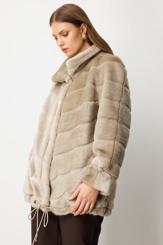 Ekol Kadın Büyük Beden Metal Aksesuarlı Peluş Kaban 6305 Vizon Vizon