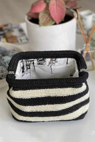 El Yapımı Siyah-beyaz Çizgili Basic Örgü El Çantası Beyaz