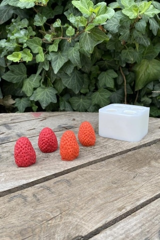 Çilek Dörtlü Mum Kalıbı Silikon 2,5 X 2,5 X 3 Cm Küçük Süsleme Kalıbı 1 Adet 50 x 22