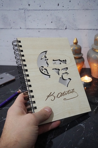 Mustafa Kemal Atatürk Ahşap Defter - A5 Spiralli - Günlük - Çizgisiz Defter Ahşap Rengi Banu
