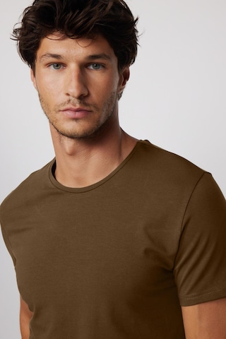 Tudors Erkek Slim Fit Dar Kesim Pamuklu Yumuşak Doku Likralı Esnek Kumaş Kahverengi Bisiklet Yaka Tişört-35592 Kahverengi