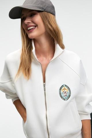 Grımelange TORMENTA Kadın Nakışlı Fermuarlı Dik Yaka Çift Cepli Reglan Kol Beyaz Sweatshirt