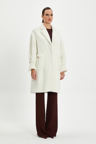 Kadın Oversize Kürk Kaban - Yumuşak Dokulu, Şık Ve Modern Tasarım - Günlük Ve Özel Kullanım İçin İdeal Ekru