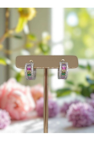 Rengarenk Taşlı 925 Ayar Gümüş Halka Görünümlü Çivi Model Küpe Gösterişli Ve Işıltılı Tasarım Gümüş