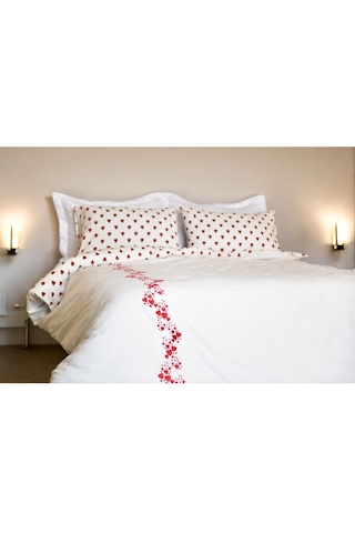 Üstü Nakışlı Altı Kalpli Çift Taraflı Çarşafı Lastikli Nevresim Takımı - Kutulu