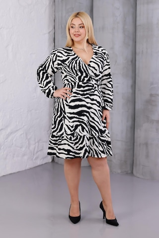 Madwilo Kadın Siyah Beyaz Zebra Desen Kruvaze Yaka Esnek Bel Büyük Beden Elbise Siyah - Beyaz