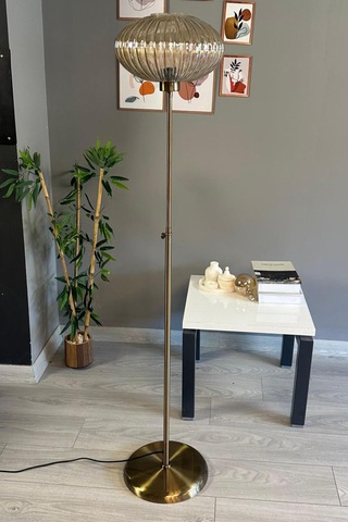 Elegant Bal Cam Lambader Düz İnce Gövde Modern Dekoratif Metal Oturma Odası Zemin Lambası Natural