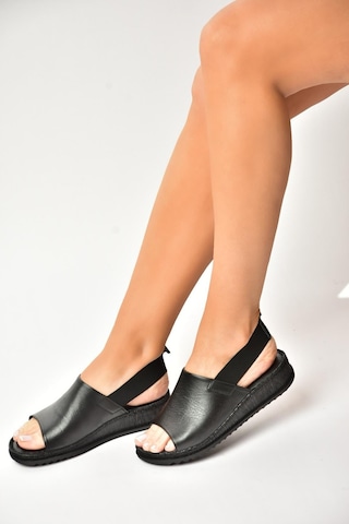 Fox Shoes Y555541303 Siyah Hakiki Deri Alçak Tabanlı Kadın Sandalet