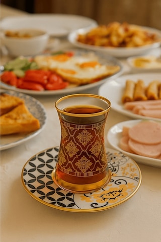 12 Parça Altın Yaldız Desenli İnce Belli Cam Çay Bardağı Ve Tabağı - Çay Takımı Çok Renkli