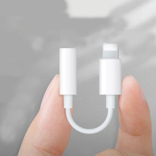 Kulaklıklar İçin Qd-lightning - Aux Adaptörü Lightning Portunu Kulaklıklarla Veya Diğer Cihazlarla Rahatça Kullanmak İçin 3,5 Mm Aux'a Dönüştüren Basit Adaptör.