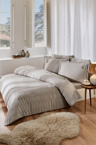 Özdilek Clivia Çift Kişilik Nakışlı Saten Nevresim Takımı Bej