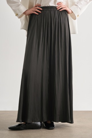 Mizalle Gri Kırışık Görünümlü Saten Maksi Etek Koyu Gri